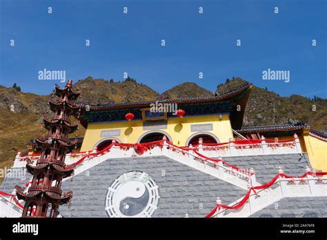  Le Temple de la Montagne Tianzhu, Un Joyau Architectural et un Oasis de Paix Spirituelle !